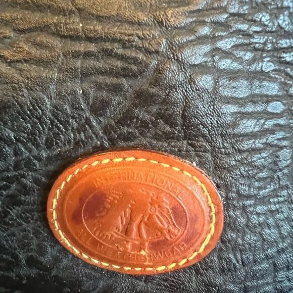 Vintage International All Weatherwear Tan Leather Zippered Handbag. - Picture 11 of 11